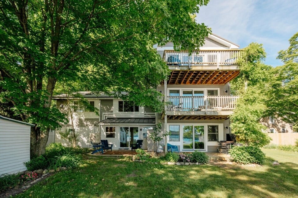 Peaceful surrounding neighborhood views amidst lush green trees! 🌲🏡🌿