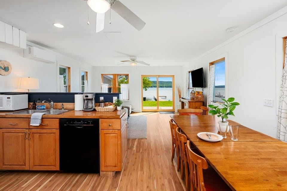 Cook up a feast while keeping an eye on the stunning lake scenery! 🍳🌊☀️