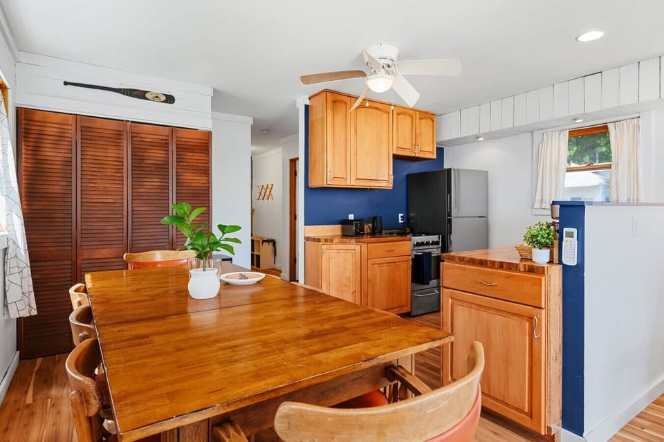 Prepare delicious meals in this fully equipped, modern kitchen! 🍳☕️🌿