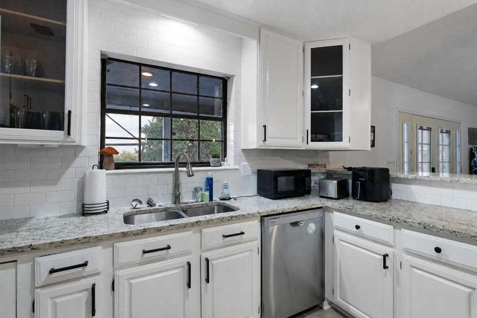 Kitchen w/ Microwave, Air Fryer & Toaster