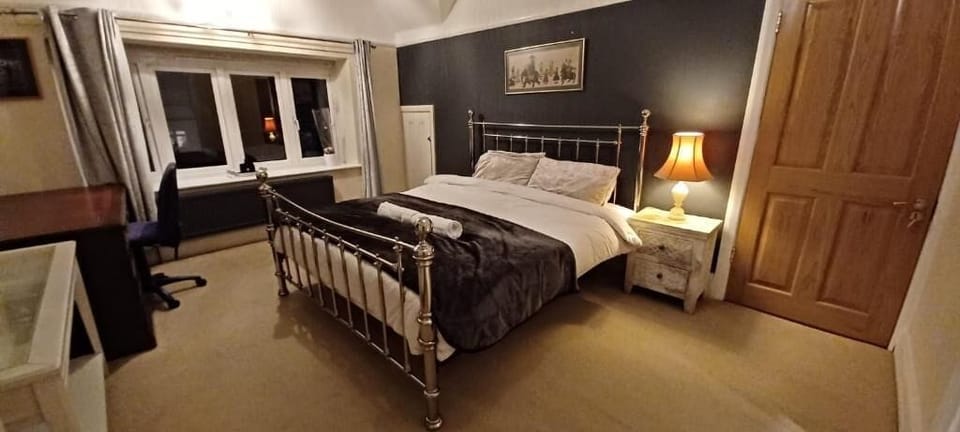 Deluxe Suite, Patio, City View | Soundproofing, iron/ironing board, WiFi (free)