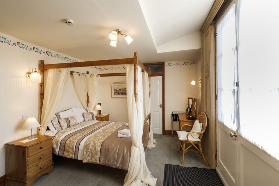 Double Room, Balcony (Four Poster Bed) | Iron/ironing board, free WiFi, bed sheets