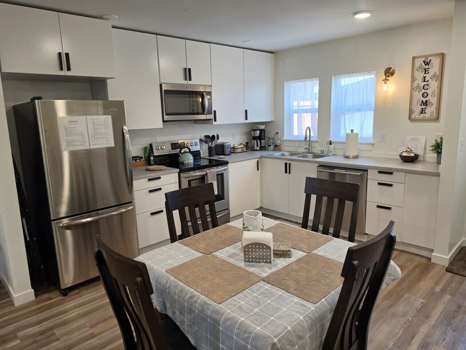 #08 - Kitchen w Table