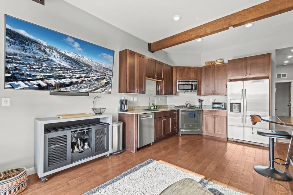 Fully stocked Full Sized modern kitchen