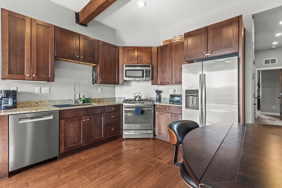 Fully stocked Full Sized modern kitchen