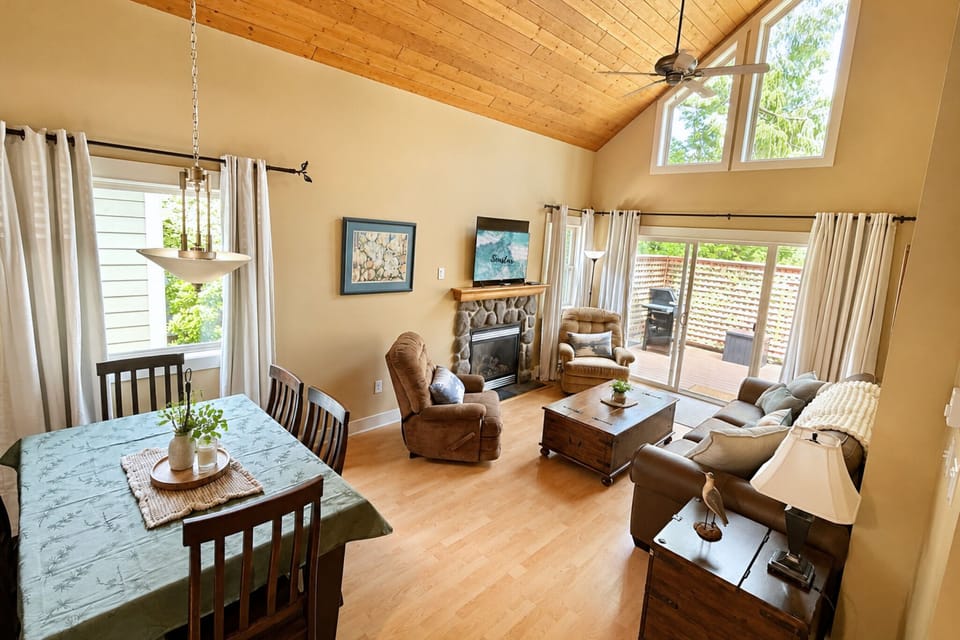 Bright, welcoming living and dining space