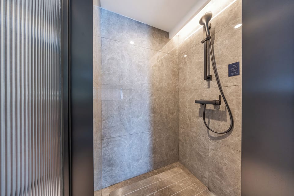 Comfort Double Room, Non Smoking, City View | Bathroom | Shower, hair dryer, slippers, towels