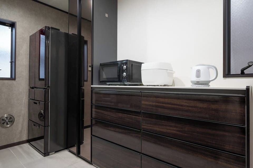“Spacious Kitchen｜Large Fridge｜Microwave｜Rice Cooker｜Electric Kettle｜Perfect for Family Meals”