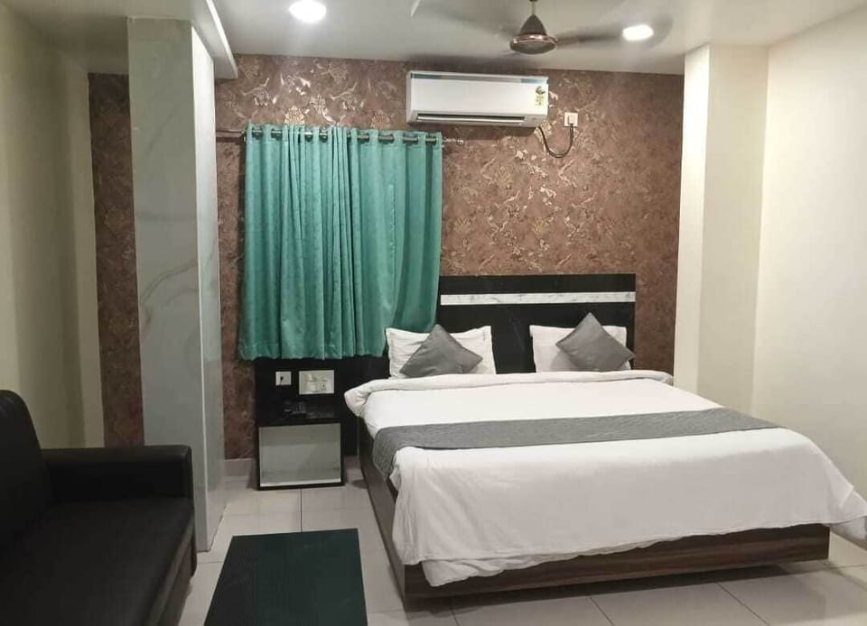Deluxe Double Room | In-room safe, iron/ironing board, WiFi (free)