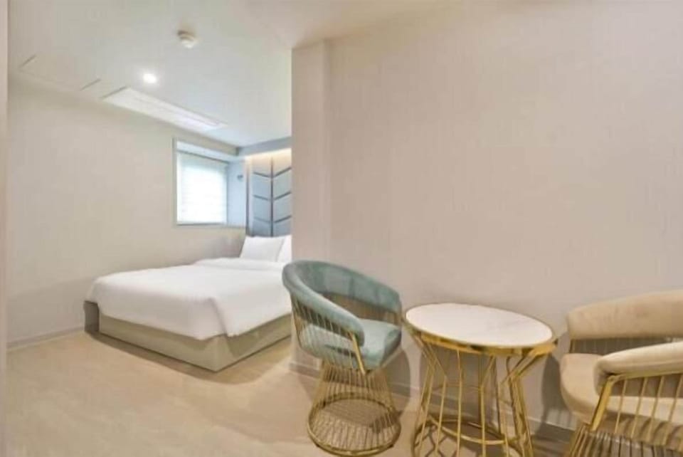 Deluxe Double Room, Non Smoking, Private Bathroom | WiFi (free)