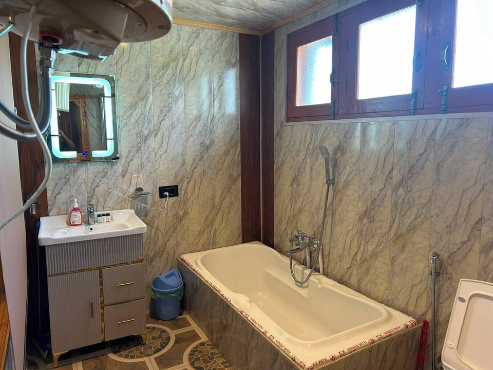 Deluxe Cottage, Lake View | Bathroom | Soap, shampoo, toilet paper