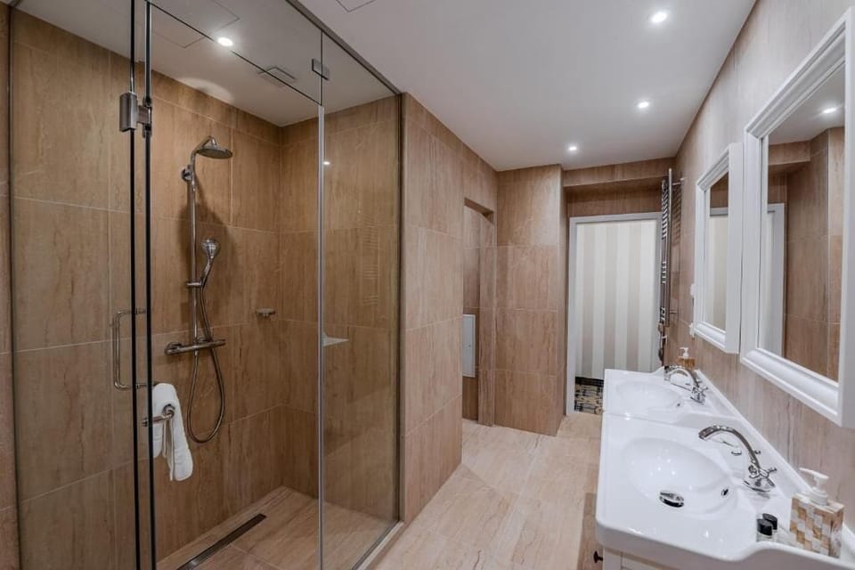 Presidential Suite, Balcony, Courtyard View | Bathroom | Shower, hair dryer, bathrobes, slippers