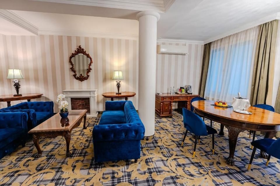 Presidential Suite, Balcony, Courtyard View | Dining