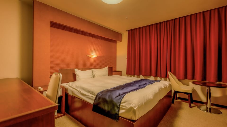 Economy Western-style double room with bath,Non-Smoking | In-room safe, desk, iron/ironing board (on request), WiFi (free)