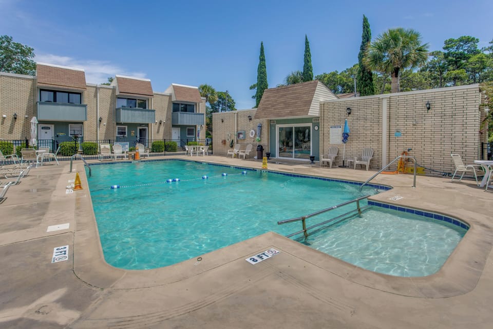 Round Tree Villas | Community Pool