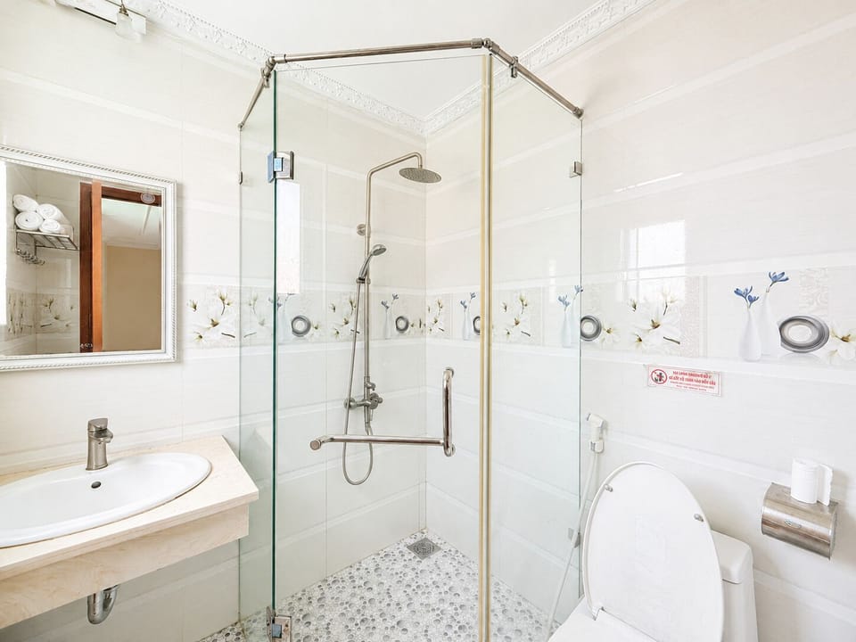 Shower, towels, soap, shampoo