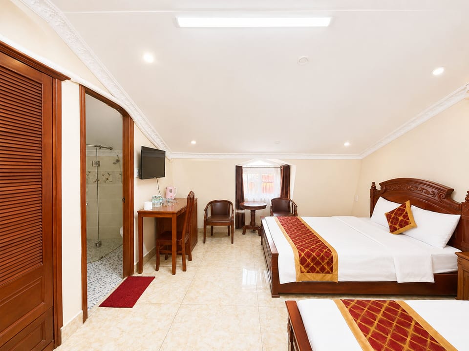 Superior Family | Desk, WiFi (free), bed sheets