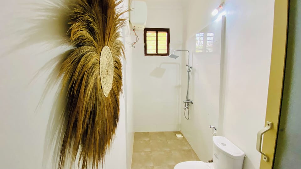 Classic Double Room | Bathroom | Shower, towels, soap, toilet paper