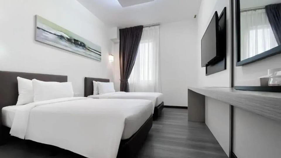 Premium Superior Twin | Desk, laptop workspace, WiFi (free)