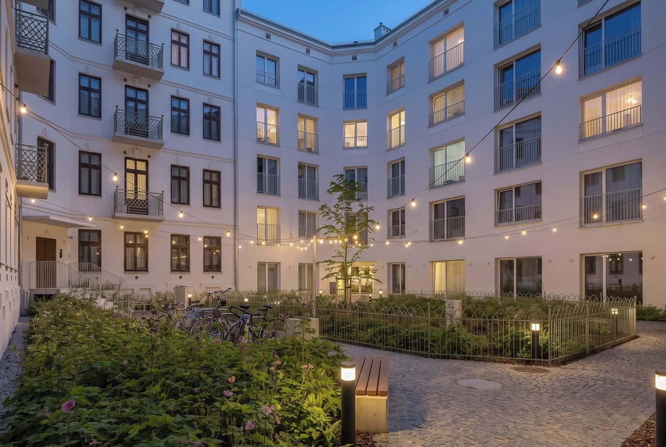 A view of the apartment building’s elegant courtyard surrounded by residential buildings.