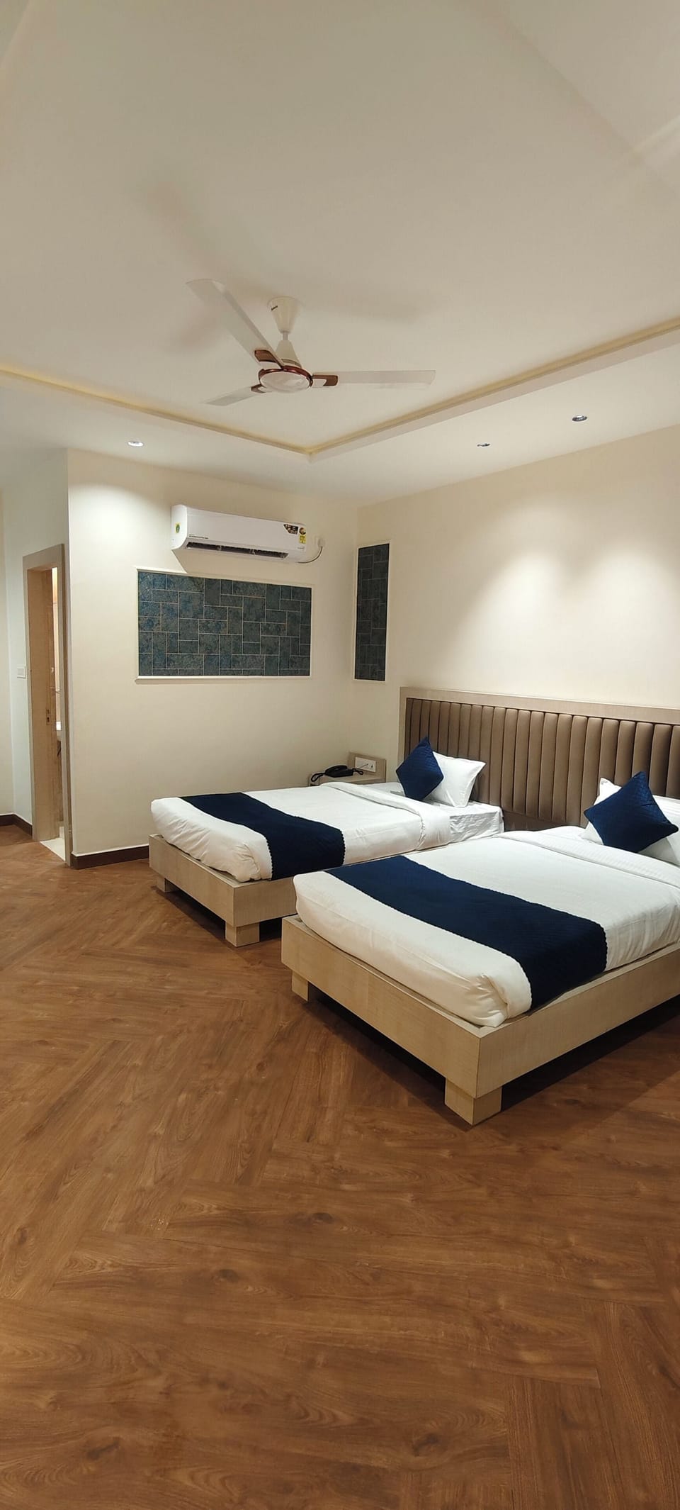 Twin Room | Desk, bed sheets