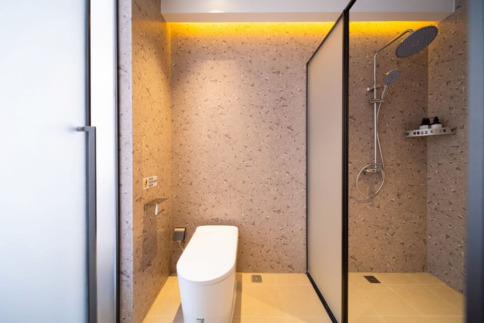 Double Room, 1 King Bed | Bathroom | Shower, hair dryer, towels, shampoo