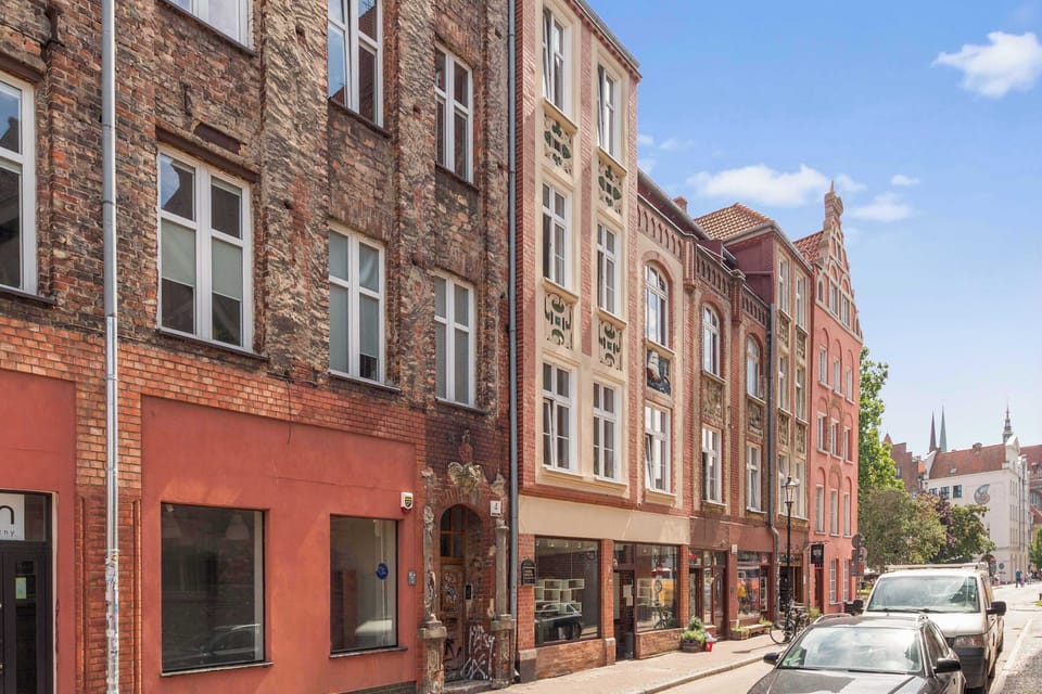 W okolicy znajdują się liczne restauracje, kawiarnie, sklepy oraz punkty usługowe. Lokalizacja będzie odpowiednia na weekendowe zwiedzanie, romantyczny wyjazd oraz krótki pobyt służbowy.