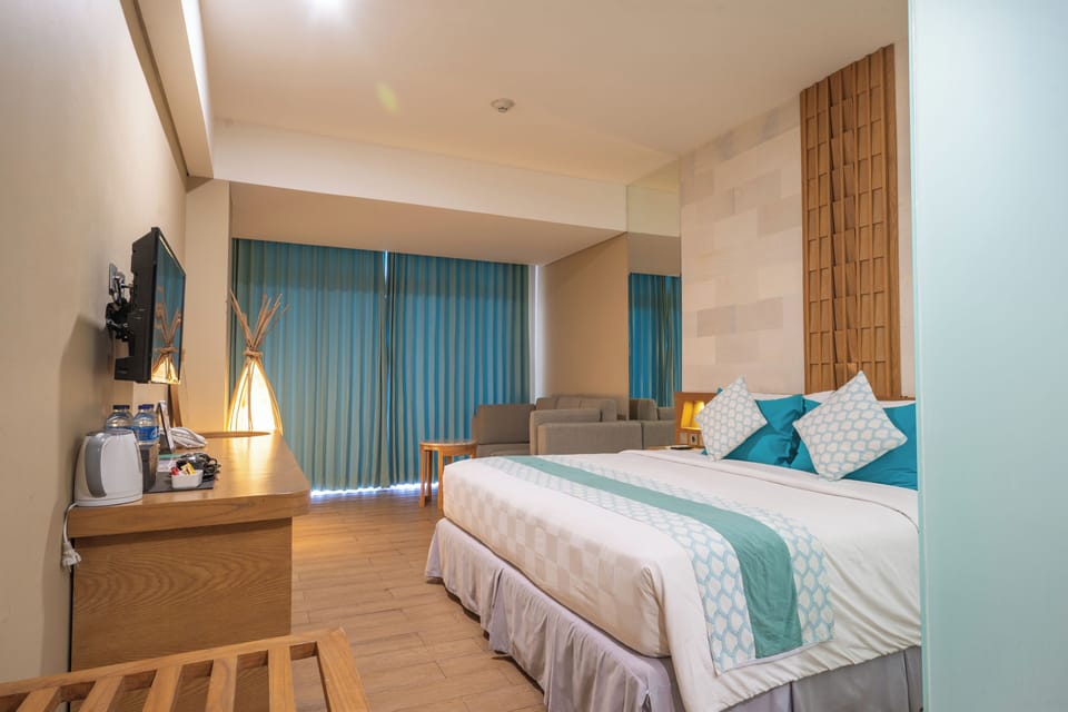 Luxury Suite | Minibar, in-room safe, desk, blackout drapes