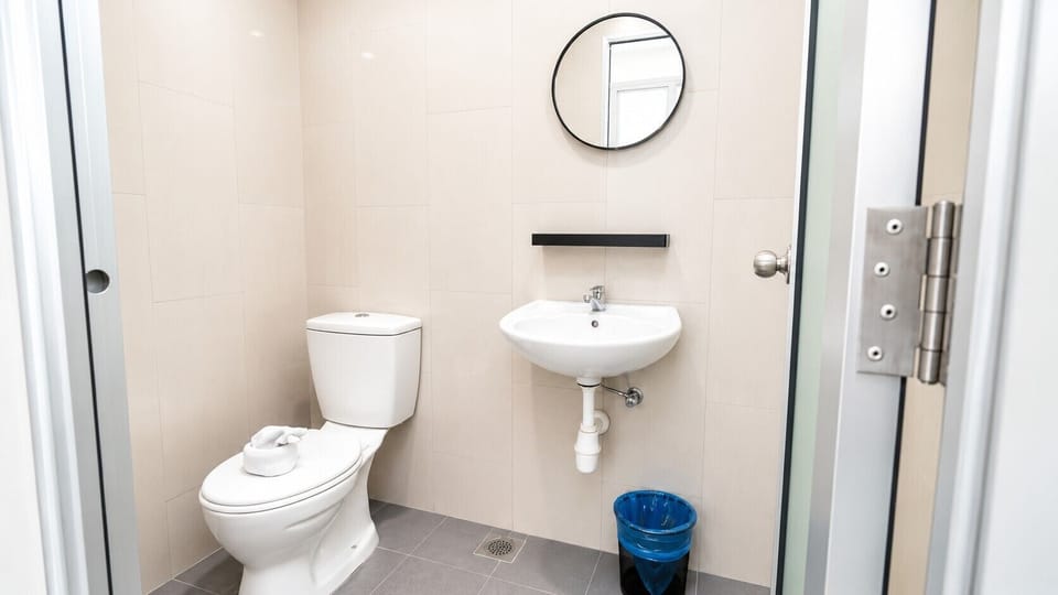 Deluxe Queen Room | Bathroom | Towels, soap, shampoo, toilet paper