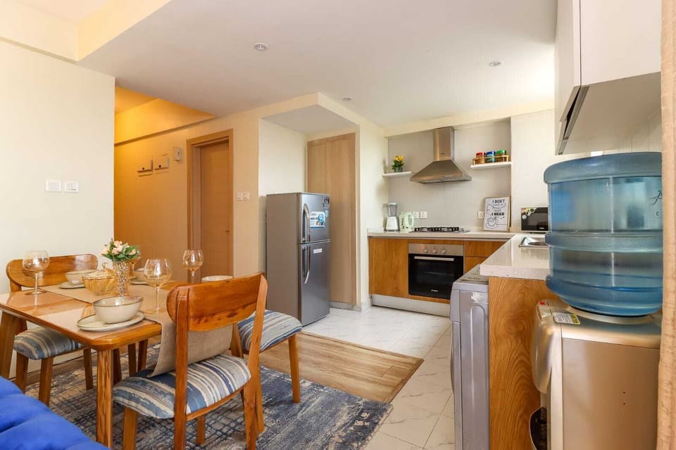 Coffee/tea maker, full-size fridge, microwave, oven