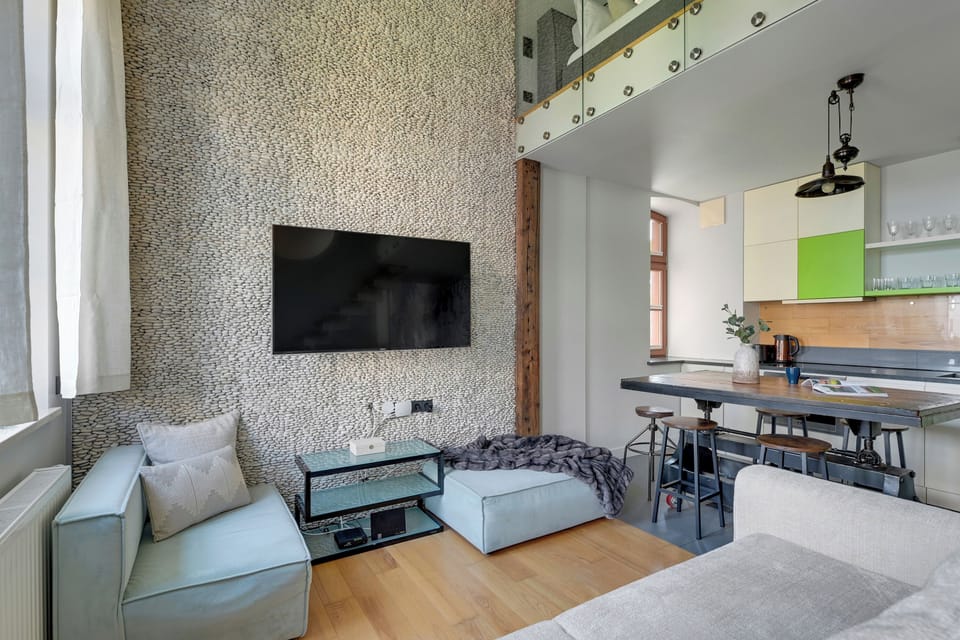 Deluxe Apartment | Living area | 40-inch flat-screen TV with cable channels, Netflix, Hulu