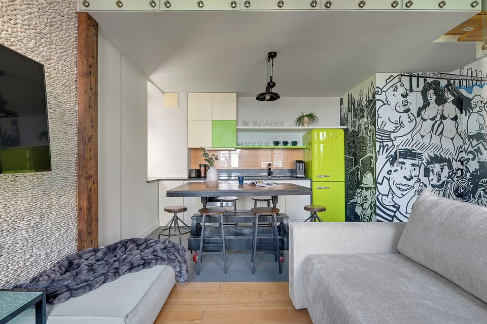 Deluxe Apartment | Living area | 40-inch flat-screen TV with cable channels, Netflix, Hulu