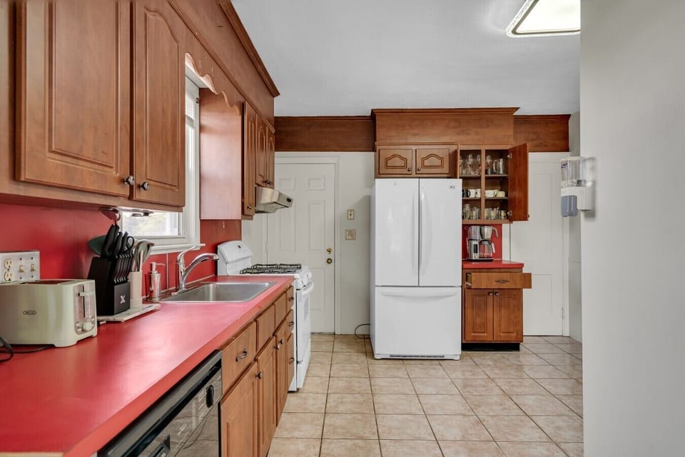 Fully equipped kitchen with a microwave, knife set, rice cooker, and more.