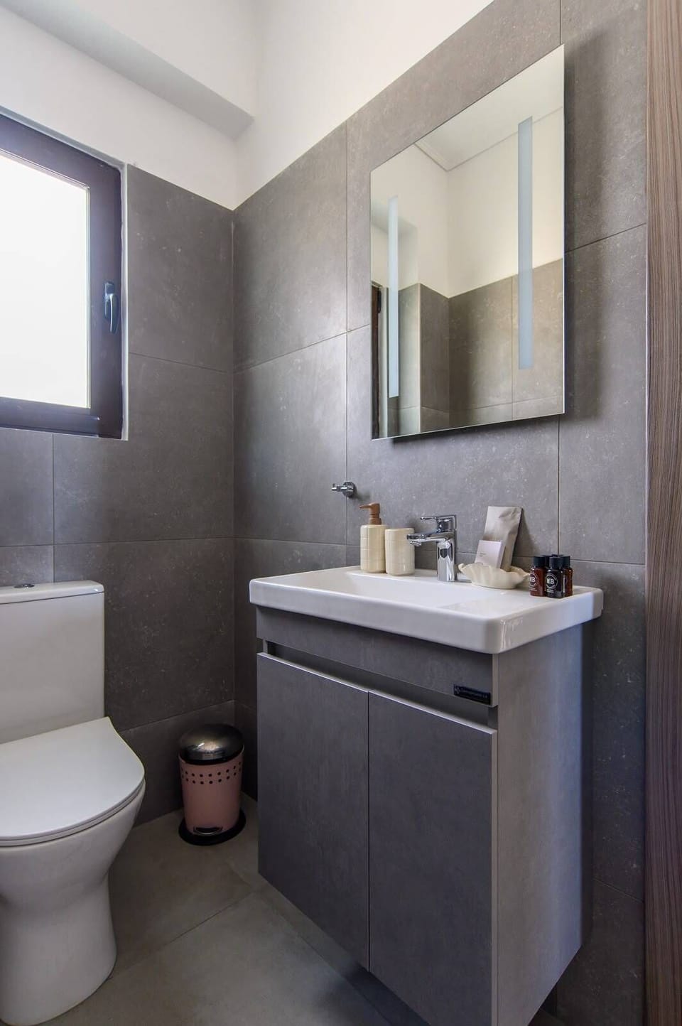Comfort Twin Room, Mountain View | Bathroom | Shower, free toiletries, hair dryer (on request), towels