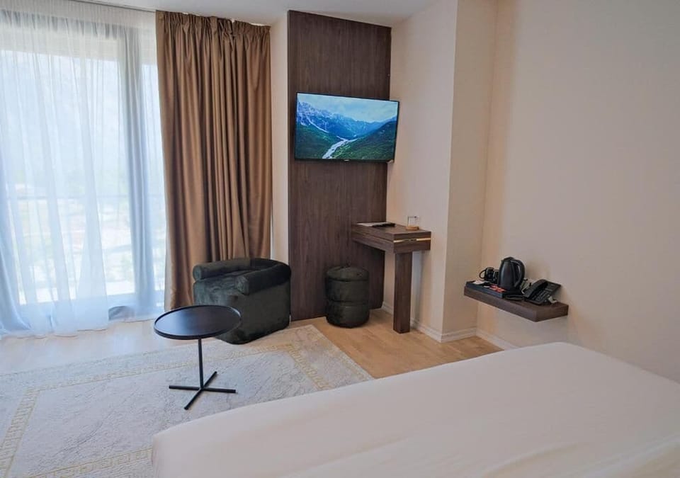 Deluxe Double Room | In-room safe, soundproofing, WiFi (free)