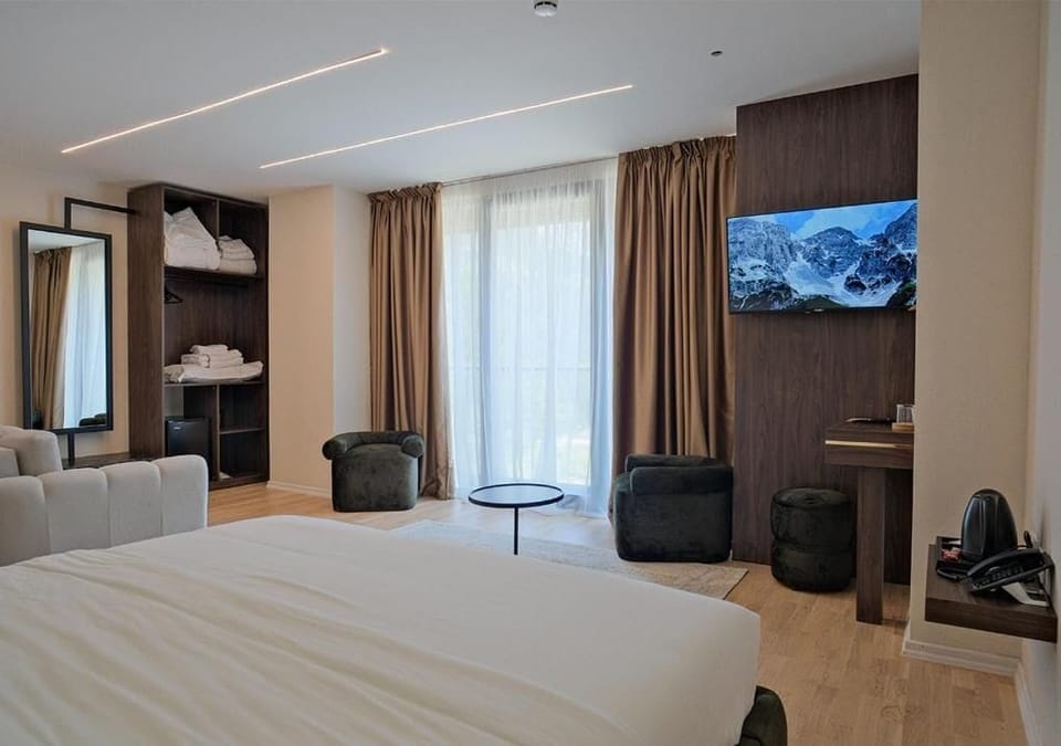 Deluxe Double Room | In-room safe, soundproofing, WiFi (free)