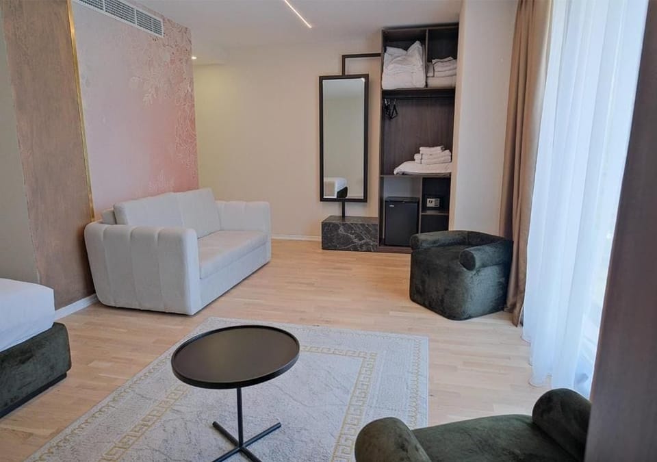 Deluxe Double Room | Living area