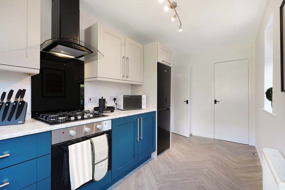 Enjoy the convenience of a well-equipped kitchen with essential appliances, practical storage, cooking facilities and a washing machine, ideal for preparing meals and longer stays.