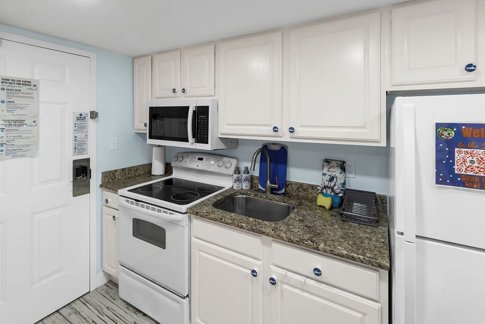 Cook up breakfast, stash the leftovers, or keep snacks within reach — The Galley's full kitchen and fridge have you covered between beach days.