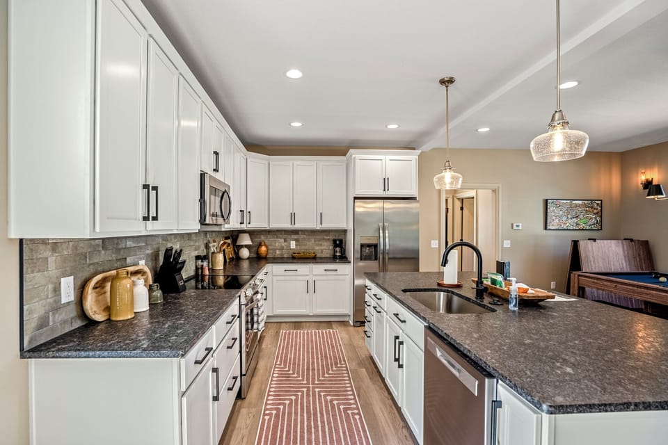 The Graduate - Cook and dine comfortably in the full kitchen with island seating. Enjoy a thoughtful welcome basket with coffee, chocolates, dishwasher pods, and helpful guide! 