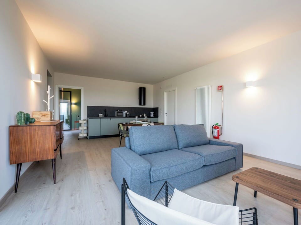 Furniture, Chair, Table, Flooring, Apartment, Kitchen & Dining Room Table, Coffee Table, Wood Flooring, Couch