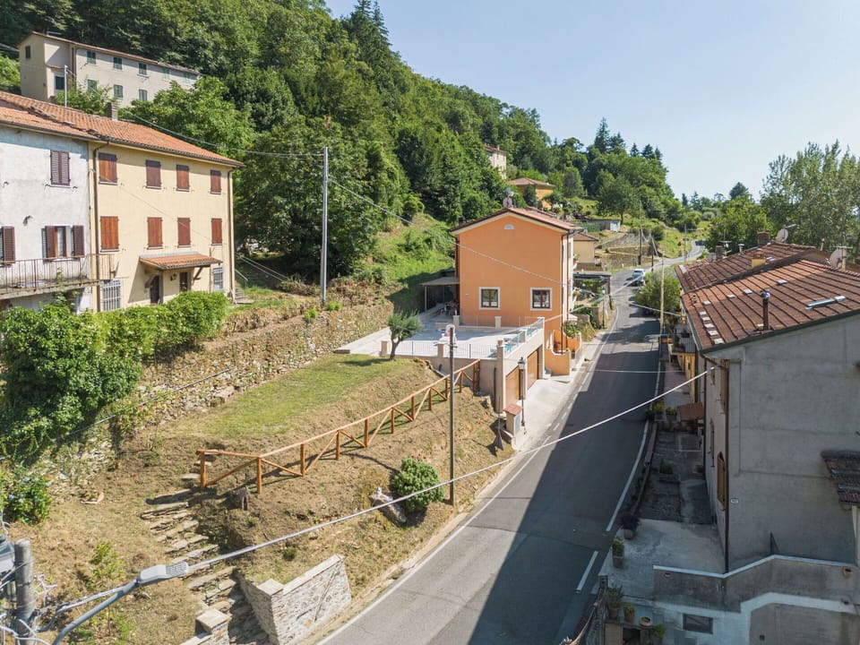Wall, Building, Road Surface, House, Residential Area, Neighbourhood, Home, Town, Rural Area, Human Settlement
