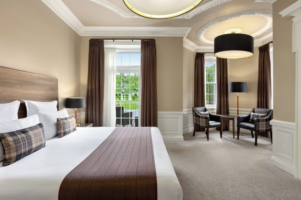 Premium bedding, desk, iron/ironing board, WiFi (free)