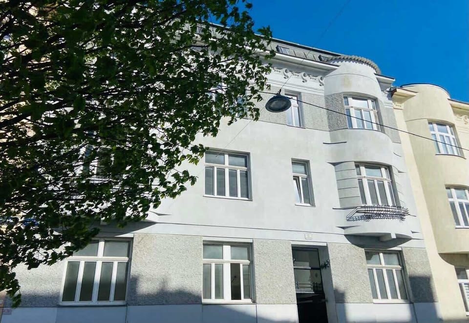 Aussenansicht des Hauses in der ruhigen Straße.