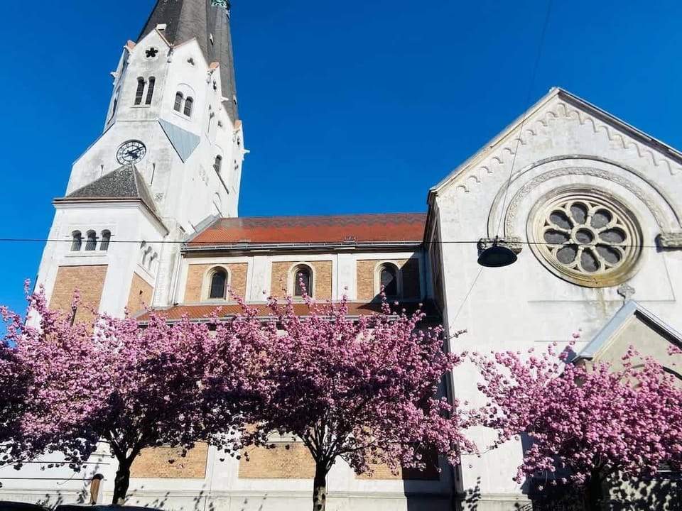 Blick auf die St. Anna Kirche vor dem Haus.
