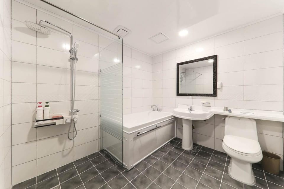 Combined shower/tub, free toiletries, slippers, towels