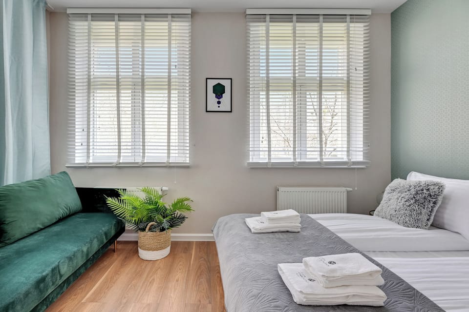 Deluxe Apartment | Premium bedding, iron/ironing board, WiFi (free), bed sheets
