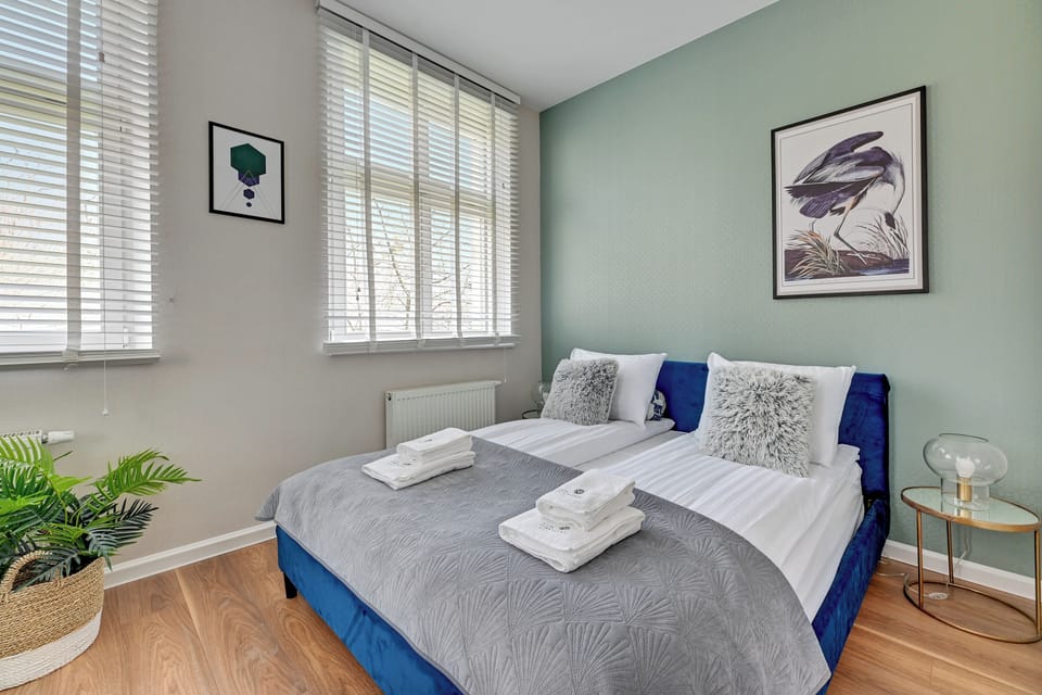 Deluxe Apartment | Premium bedding, iron/ironing board, WiFi (free), bed sheets