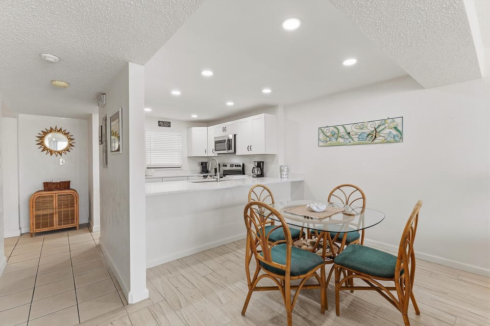Condo, 1 King Bed with Sofa bed (Castle Reef 527) | Dining