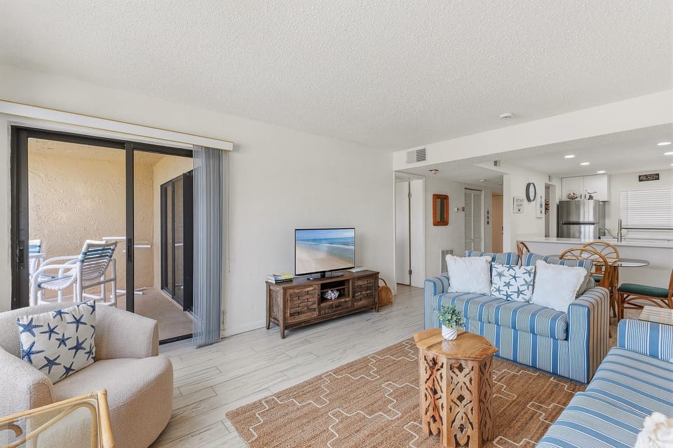 Condo, 1 King Bed with Sofa bed (Castle Reef 527) | Living area